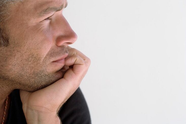 一个男人正在考虑增大他的阴茎