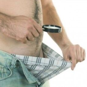 一名男子脱下裤子，想用凝胶增大阴茎